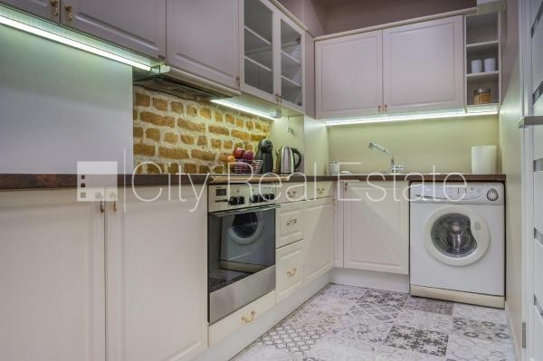 Фасадный дом, вход со двора, окна выходят во двор, изолированные комнаты 1 шт., Рига - изображение 5