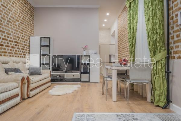 Фасадный дом, вход со двора, окна выходят во двор, изолированные комнаты 1 шт., Рига - изображение 1