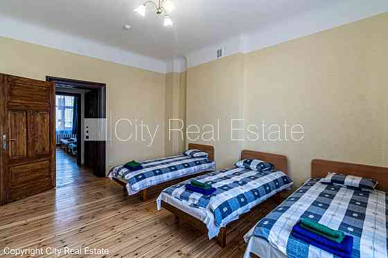 Фасадный дом, благоустроенный озеленённый двор, закрытый двор, вход с улицы, окна Рига