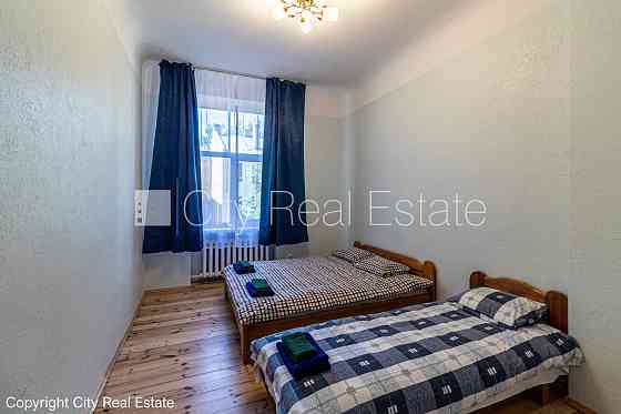 Фасадный дом, благоустроенный озеленённый двор, закрытый двор, вход с улицы, окна Рига