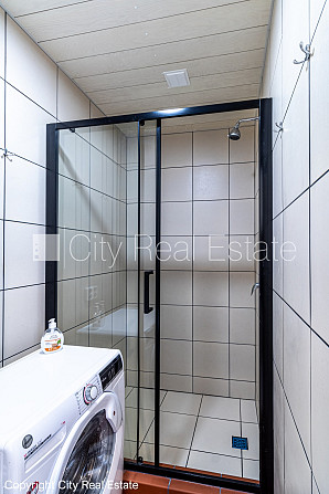 Фасадный дом, благоустроенный озеленённый двор, закрытый двор, вход с улицы, окна Рига - изображение 8