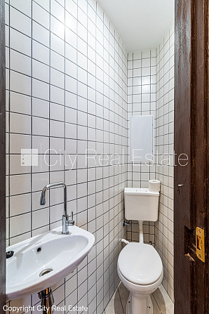 Фасадный дом, благоустроенный озеленённый двор, закрытый двор, вход с улицы, окна Рига - изображение 10