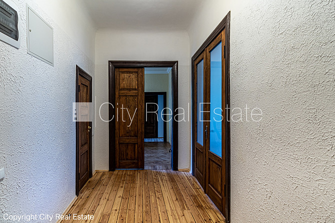 Фасадный дом, благоустроенный озеленённый двор, закрытый двор, вход с улицы, окна Рига - изображение 11