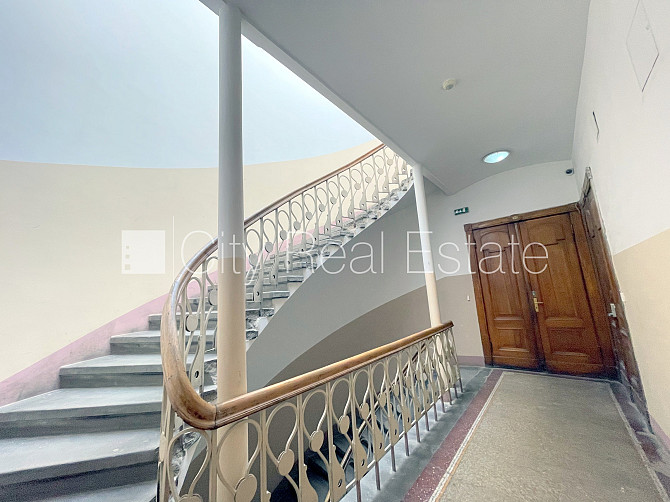 Фасадный дом, благоустроенный озеленённый двор, закрытый двор, вход с улицы, окна Рига - изображение 12