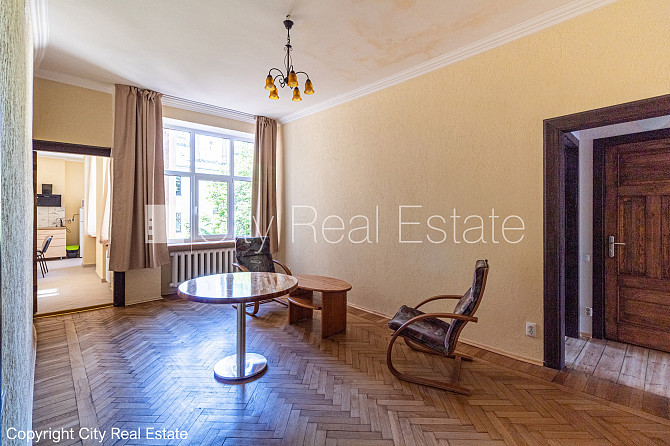 Фасадный дом, благоустроенный озеленённый двор, закрытый двор, вход с улицы, окна Рига - изображение 1