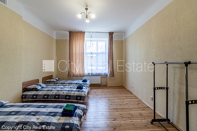 Фасадный дом, благоустроенный озеленённый двор, закрытый двор, вход с улицы, окна Рига - изображение 4