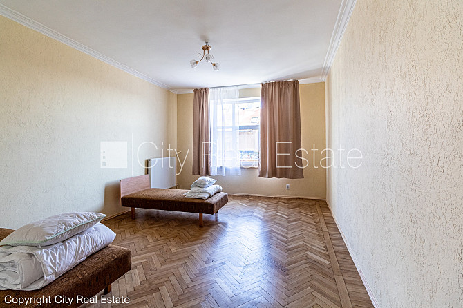 Фасадный дом, благоустроенный озеленённый двор, закрытый двор, вход с улицы, окна Рига - изображение 6