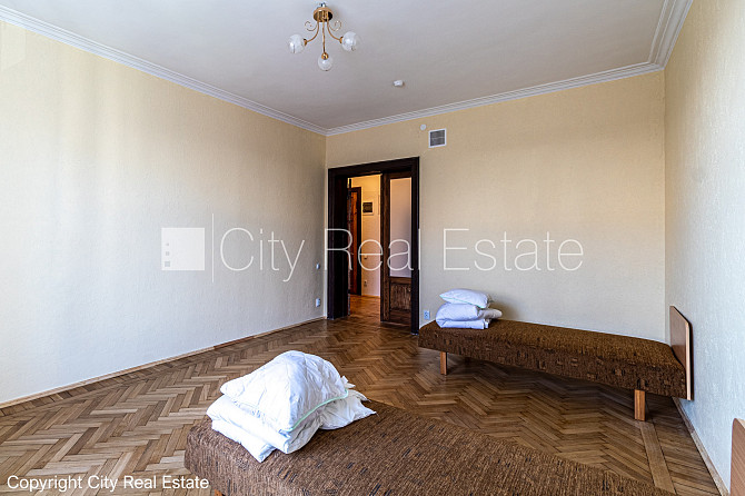 Фасадный дом, благоустроенный озеленённый двор, закрытый двор, вход с улицы, окна Рига - изображение 7