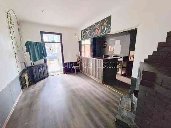 Фасадный дом, реновированный дом, вход с улицы, окна выходят на улицу, система Rīga