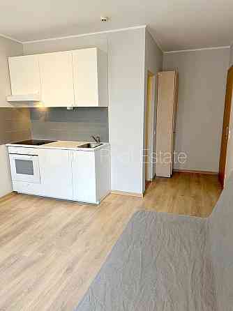 Фасадный дом, реновированный дом, вход с улицы и со двора, лестничная клетка после Рига