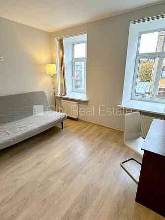 Фасадный дом, реновированный дом, вход с улицы и со двора, лестничная клетка после Рига