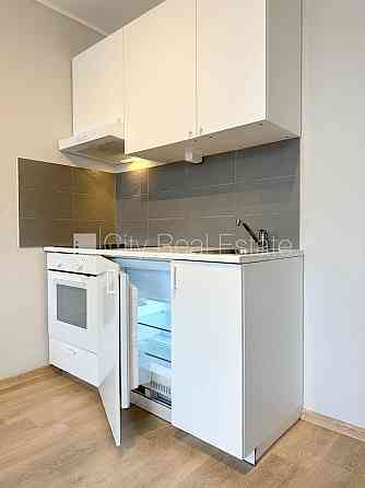 Фасадный дом, реновированный дом, вход с улицы и со двора, лестничная клетка после Рига