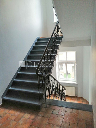 Фасадный дом, реновированный дом, вход с улицы и со двора, лестничная клетка после Рига - изображение 10