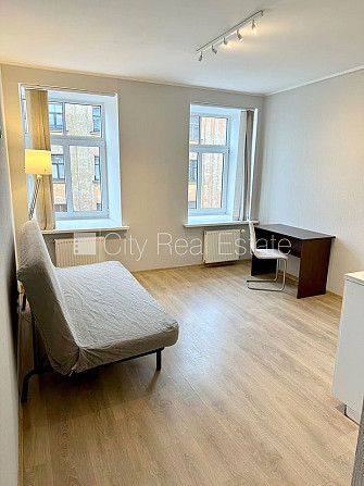 Фасадный дом, реновированный дом, вход с улицы и со двора, лестничная клетка после Рига - изображение 1