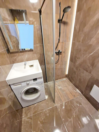 Фасадный дом, реновированный дом, вход с улицы и со двора, лестничная клетка после Рига - изображение 9