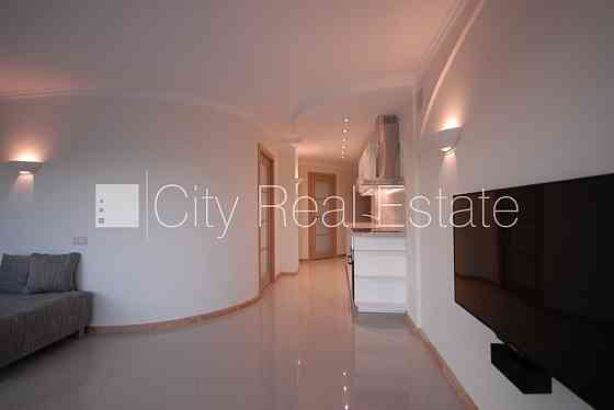 Новостройка, здание во дворе, благоустроенная озеленённая территория, Рига