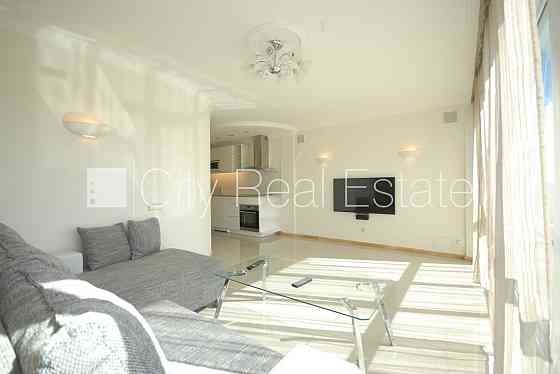 Новостройка, здание во дворе, благоустроенная озеленённая территория, Рига