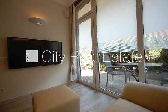 Новостройка, благоустроенная озеленённая территория, закрытый двор, территория Рига