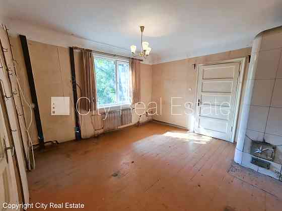 Благоустроенный озеленённый двор, территория обнесена забором, вход с улицы и со Рига