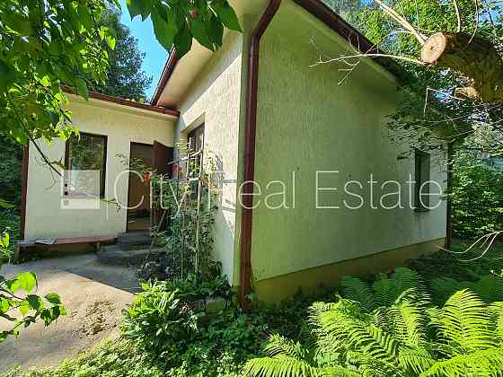 Благоустроенный озеленённый двор, территория обнесена забором, вход с улицы и со Рига