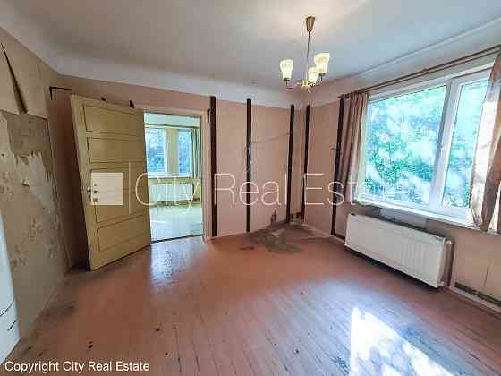 Благоустроенный озеленённый двор, территория обнесена забором, вход с улицы и со Рига