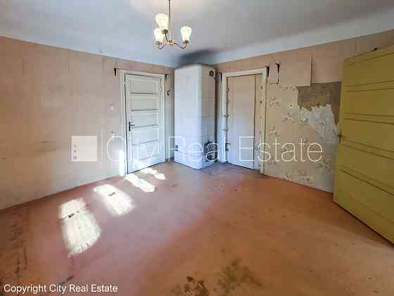 Благоустроенный озеленённый двор, территория обнесена забором, вход с улицы и со Рига