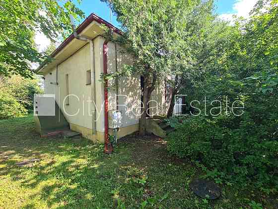 Благоустроенный озеленённый двор, территория обнесена забором, вход с улицы и со Рига