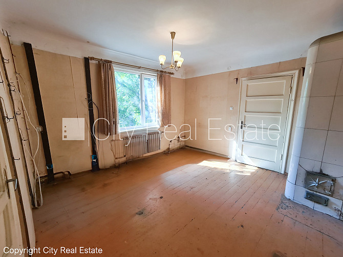 Благоустроенный озеленённый двор, территория обнесена забором, вход с улицы и со Рига - изображение 5