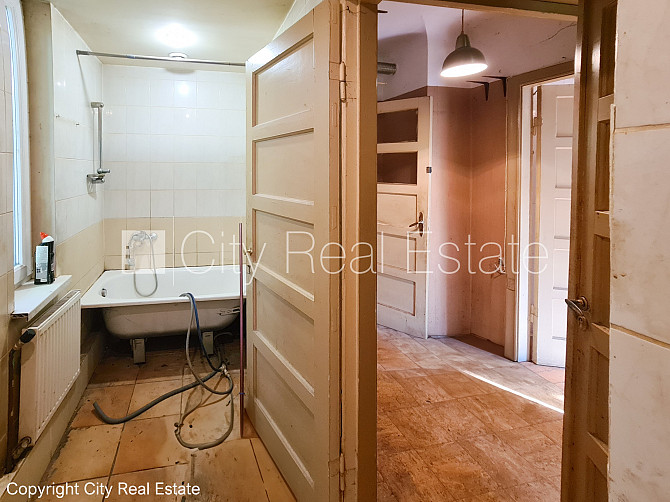 Благоустроенный озеленённый двор, территория обнесена забором, вход с улицы и со Рига - изображение 17