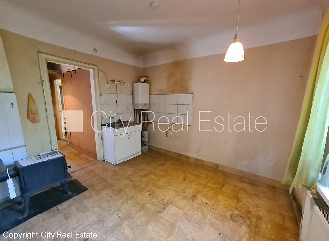 Благоустроенный озеленённый двор, территория обнесена забором, вход с улицы и со Рига - изображение 12