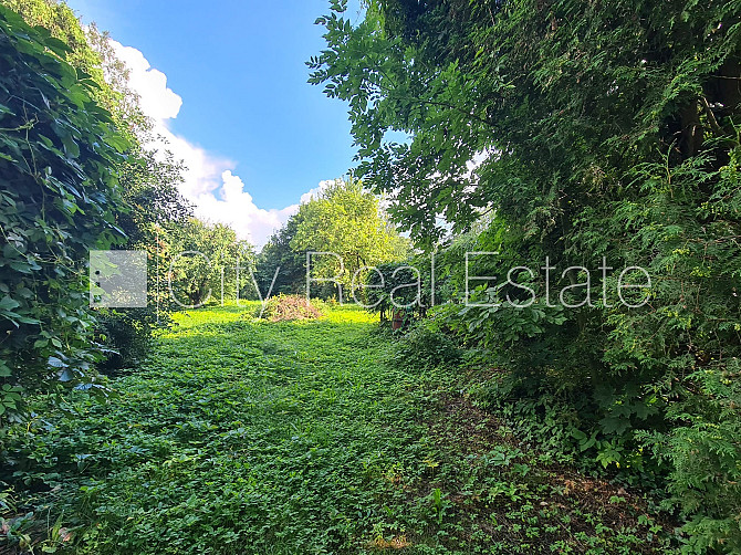 Благоустроенный озеленённый двор, территория обнесена забором, вход с улицы и со Рига - изображение 20