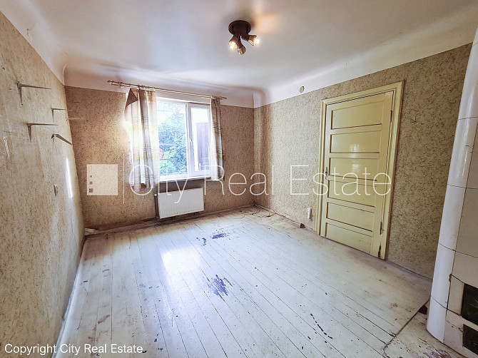 Благоустроенный озеленённый двор, территория обнесена забором, вход с улицы и со Рига - изображение 13