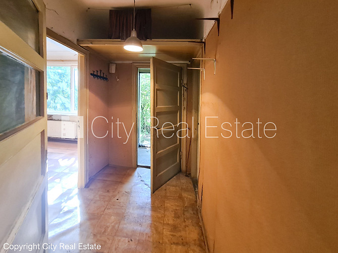 Благоустроенный озеленённый двор, территория обнесена забором, вход с улицы и со Рига - изображение 16