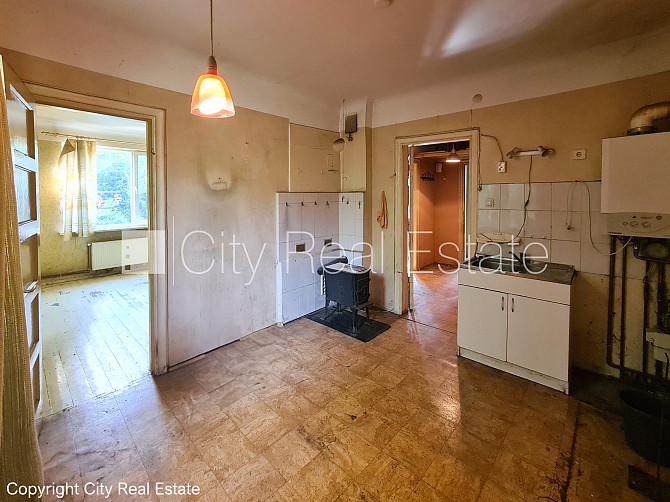 Благоустроенный озеленённый двор, территория обнесена забором, вход с улицы и со Рига - изображение 10