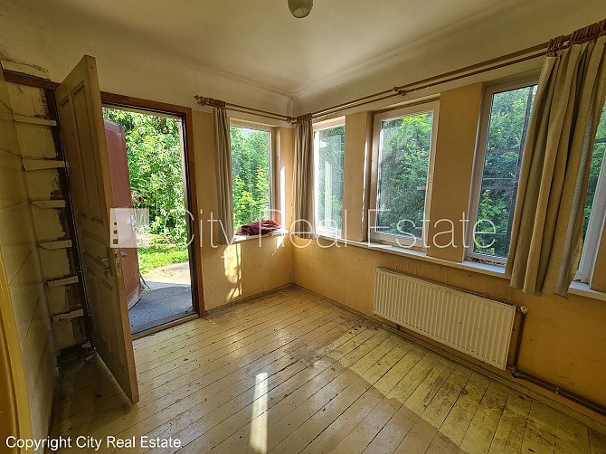 Благоустроенный озеленённый двор, территория обнесена забором, вход с улицы и со Рига - изображение 8