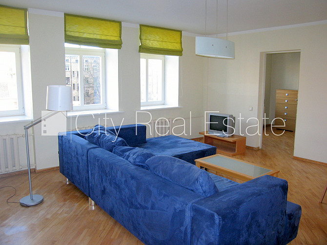 Fasādes māja, ieeja no ielas, kāpņu telpa pēc kosmētiskā remonta, logi vērsti uz ielas Rīga - foto 1