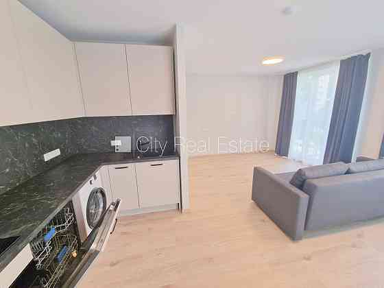 Фасадный дом, реновированный дом, закрытый двор, территория обнесена забором, Рига