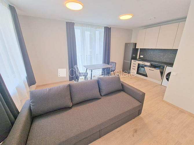 Фасадный дом, реновированный дом, закрытый двор, территория обнесена забором, Рига - изображение 1