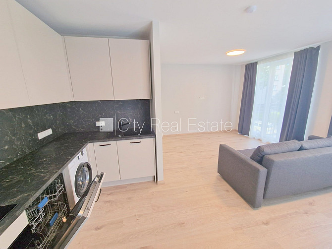 Фасадный дом, реновированный дом, закрытый двор, территория обнесена забором, Рига - изображение 5