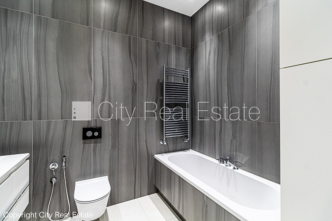 Renovēta māja, iespēja nomāt autostāvvietu, apsargāta autostāvvieta, apsargāts pagalms, Rīga - foto 8