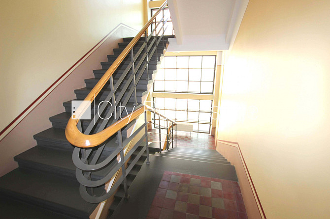 Fasādes māja, ieeja no ielas, ir lifts, kāpņu telpa pēc kosmētiskā remonta, logi vērsti uz Rīga - foto 6