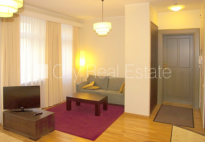 Fasādes māja, ieeja no ielas, ir lifts, kāpņu telpa pēc kosmētiskā remonta, logi vērsti uz Rīga - foto 1