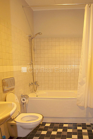 Fasādes māja, ieeja no ielas, ir lifts, kāpņu telpa pēc kosmētiskā remonta, logi vērsti uz Rīga - foto 5