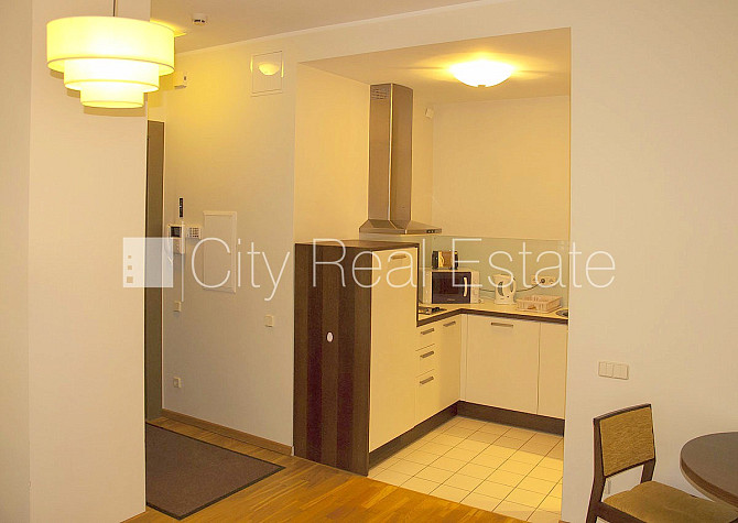 Fasādes māja, ieeja no ielas, ir lifts, kāpņu telpa pēc kosmētiskā remonta, logi vērsti uz Rīga - foto 2