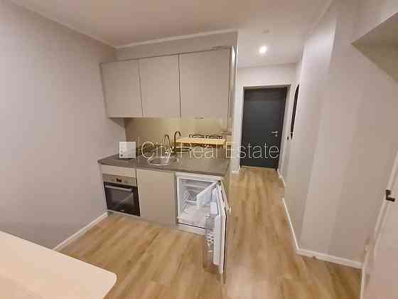 Здание во дворе, реновированный дом, закрытый двор, вход с улицы и со двора, Рига