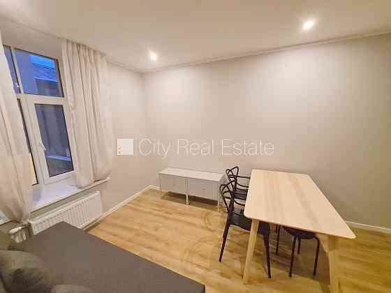 Здание во дворе, реновированный дом, закрытый двор, вход с улицы и со двора, Рига