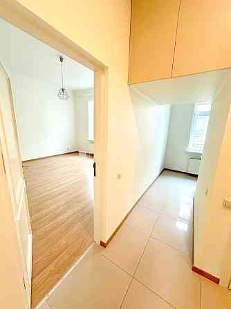 Дом во дворе, подъездная дорога покрыта брущаткoй, закрытый двор, место для Рига