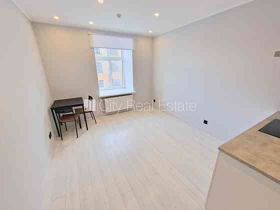 Фасадный дом, реновированный дом, закрытый двор, вход с улицы и со двора, Рига