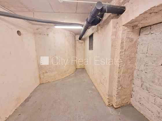 Фасадный дом, реновированный дом, на подвальном этаже доступно кладовое Rīga