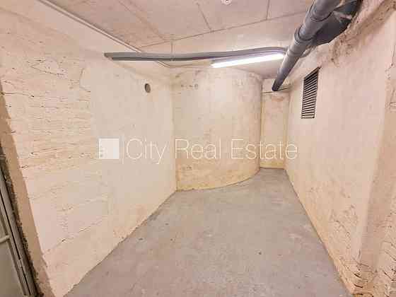 Фасадный дом, реновированный дом, на подвальном этаже доступно кладовое Rīga